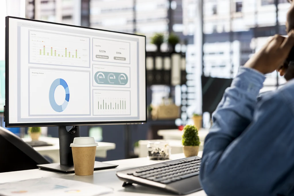 Pracownik korzystający z dashboardu CRM wspierającego automatyzację procesów sprzedażowych w małej firmie