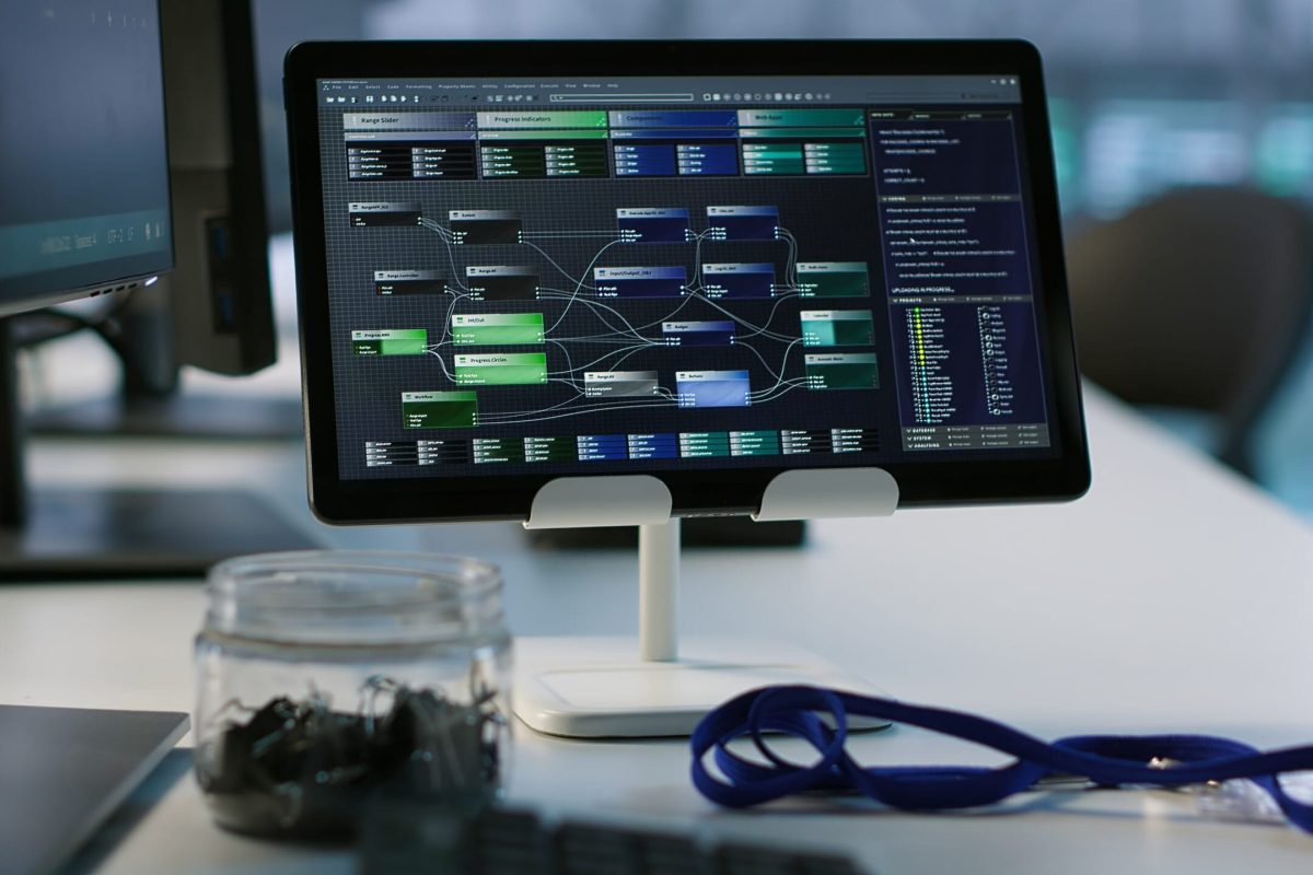 Monitor z interfejsem automatyzacji workflow na biurku w biurze IT